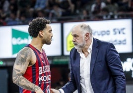 Pablo Laso da instrucciones a Howard.