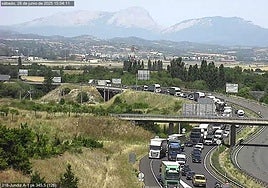 Finalizan las retenciones en la A-1 en Nanclares de la Oca tras un accidente con una herida