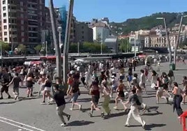 Avalancha de jóvenes en la apertura de los accesos para ver los conciertos de la Ría