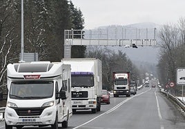 Camiones circulando por una carretera vizcaína.