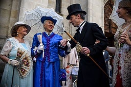 Un desfile de época recorre las calles de Bilbao.