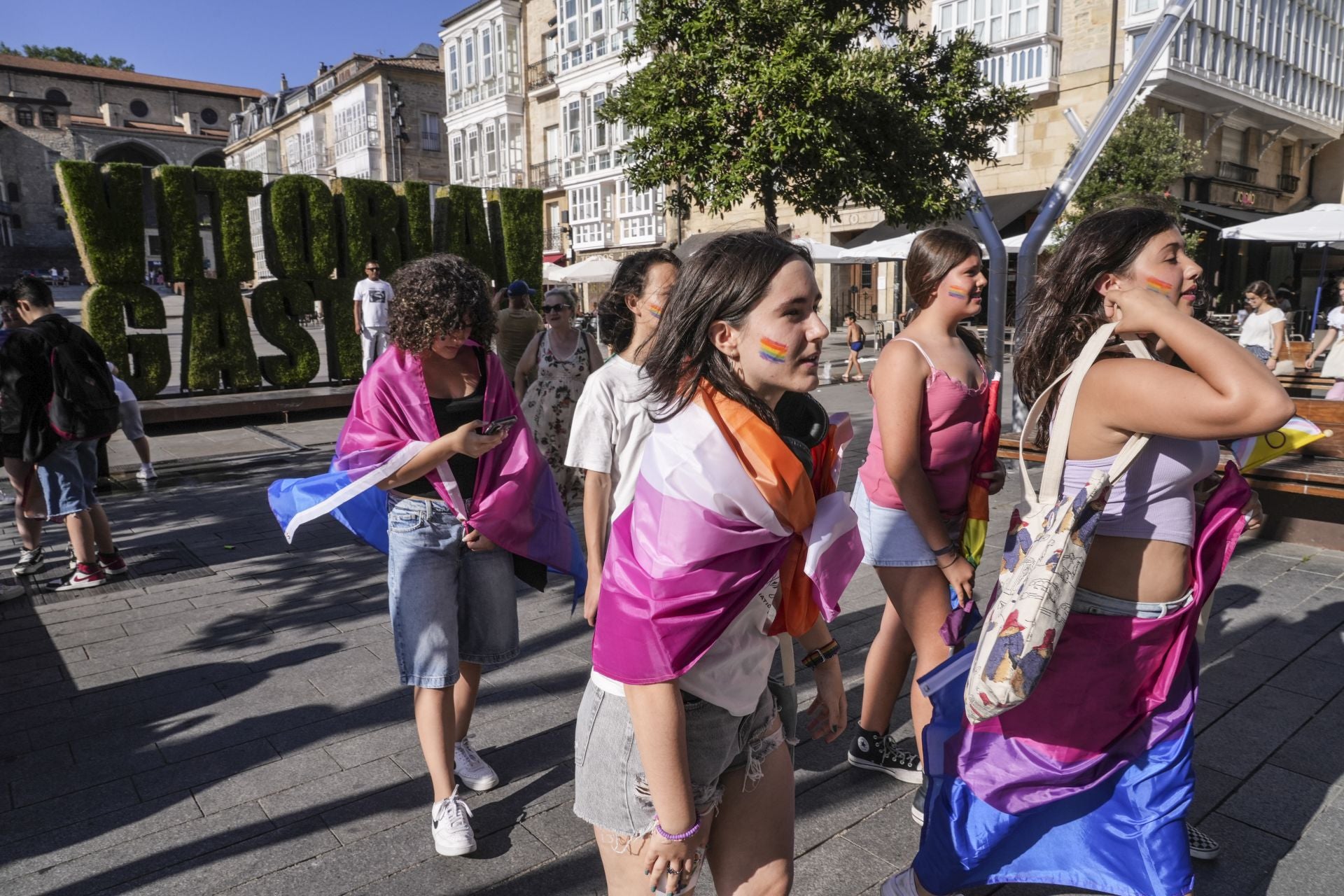La marcha del orgullo toma el centro de Vitoria