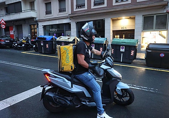 Dos detenidos en Vitoria por robar la moto a un repartidor