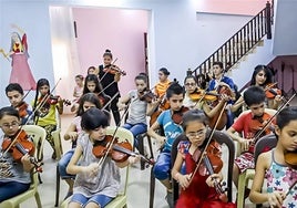 El violín que silencia al fusil en Siria