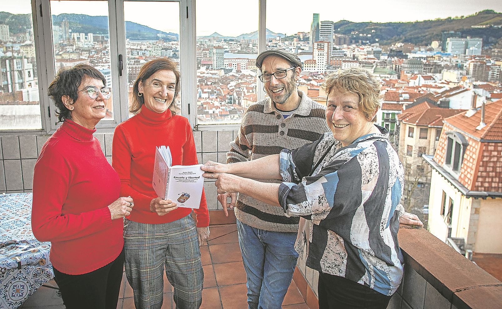 Begoña Morote, Arantza Kerexeta, Borja Goñi y Tere Maldonado muestran el libro 'Escuela y libertad', de Carlos Fernández Liria.