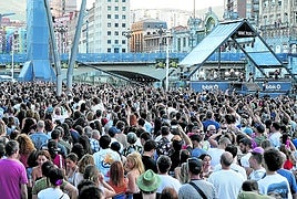 Las riberas de la Ría registraron un «llenazo», especialmente con la actuación de Arde Bogotá.