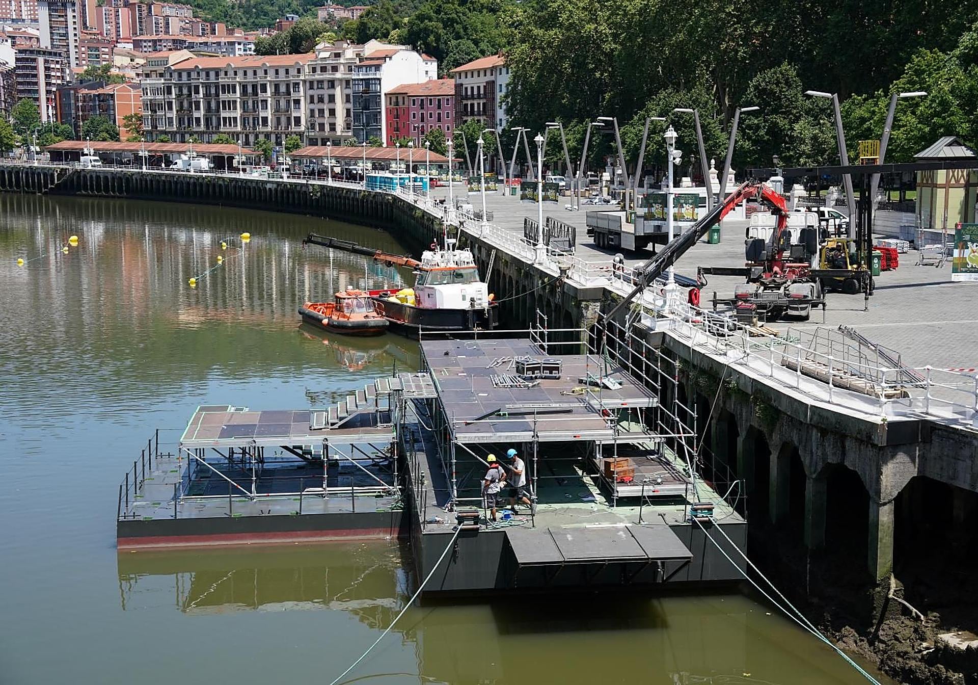 Imagen del desmontaje del escenario este domingo en la Ría.