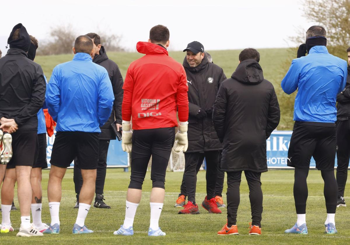 Coudet, distendido en una de sus charlas en Ibaia, apuesta por el éxito del Alavés.