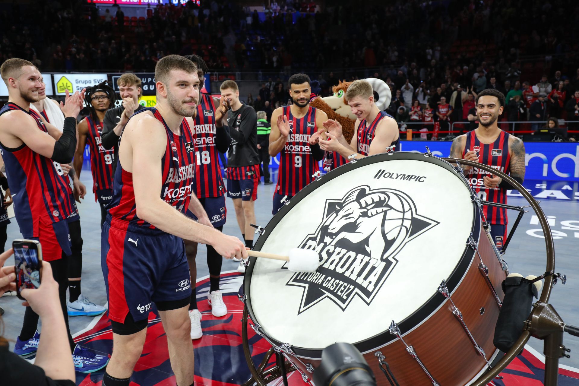 Nikos Rogkavopoulos golpea el bombo tras una victoria del Baskonia.