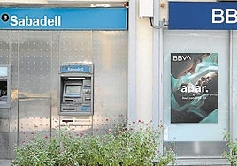 Oficinas de Sabadell y de BBVA en una calle de Barcelona.