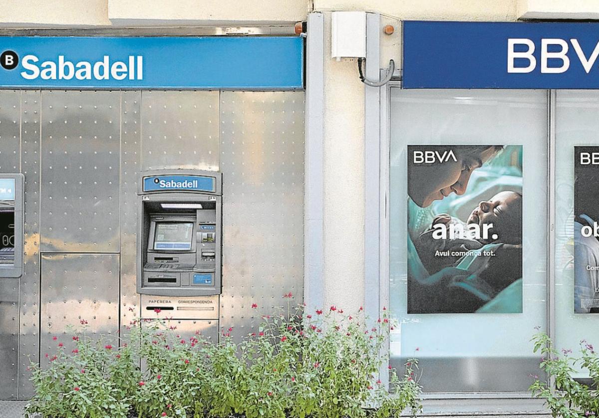 Oficinas de Sabadell y de BBVA en una calle de Barcelona.