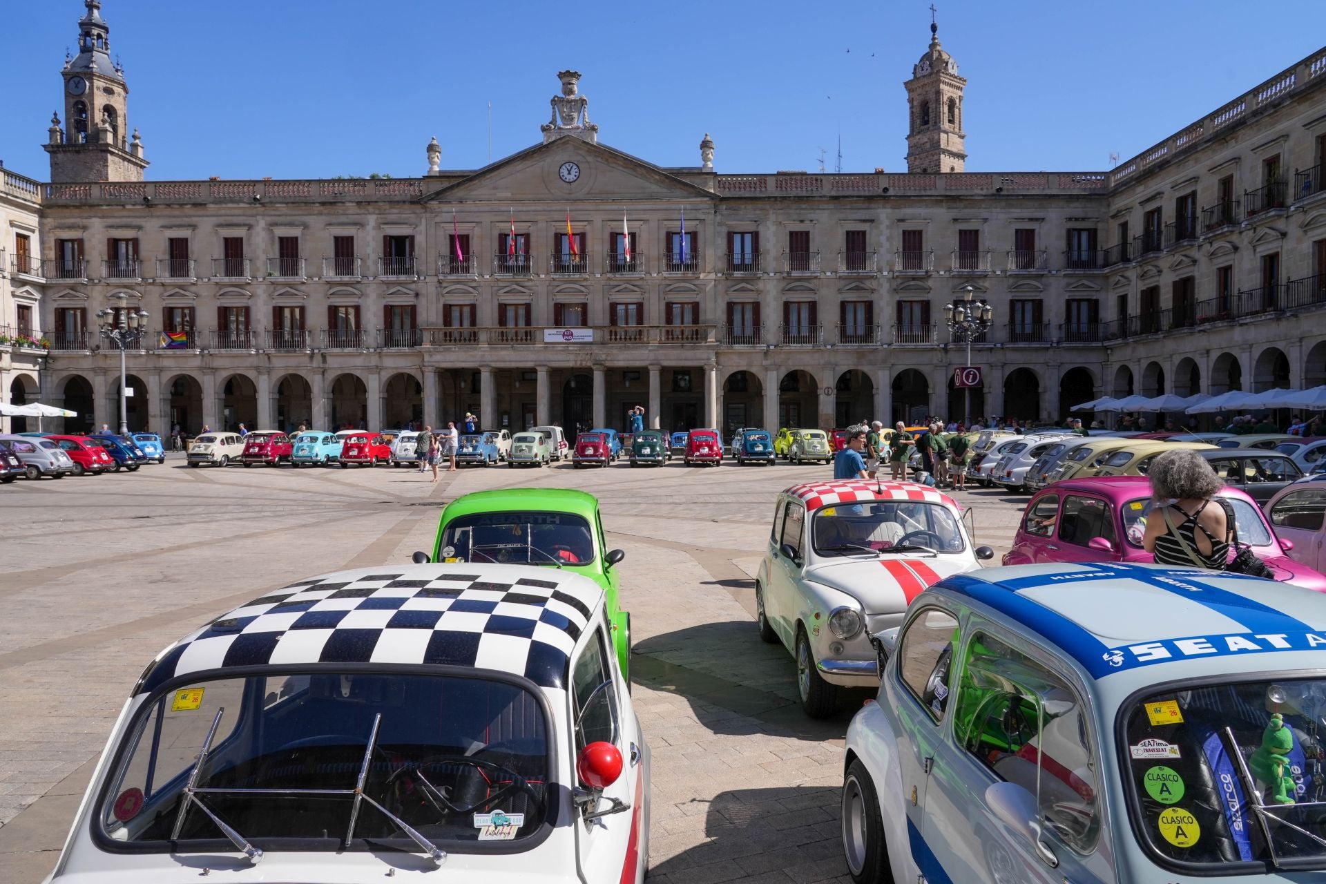 Los SEAT 600 invaden Vitoria