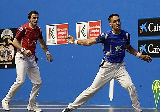 Zabala se coloca para soltar la derecha ante la mirada de Altuna III.