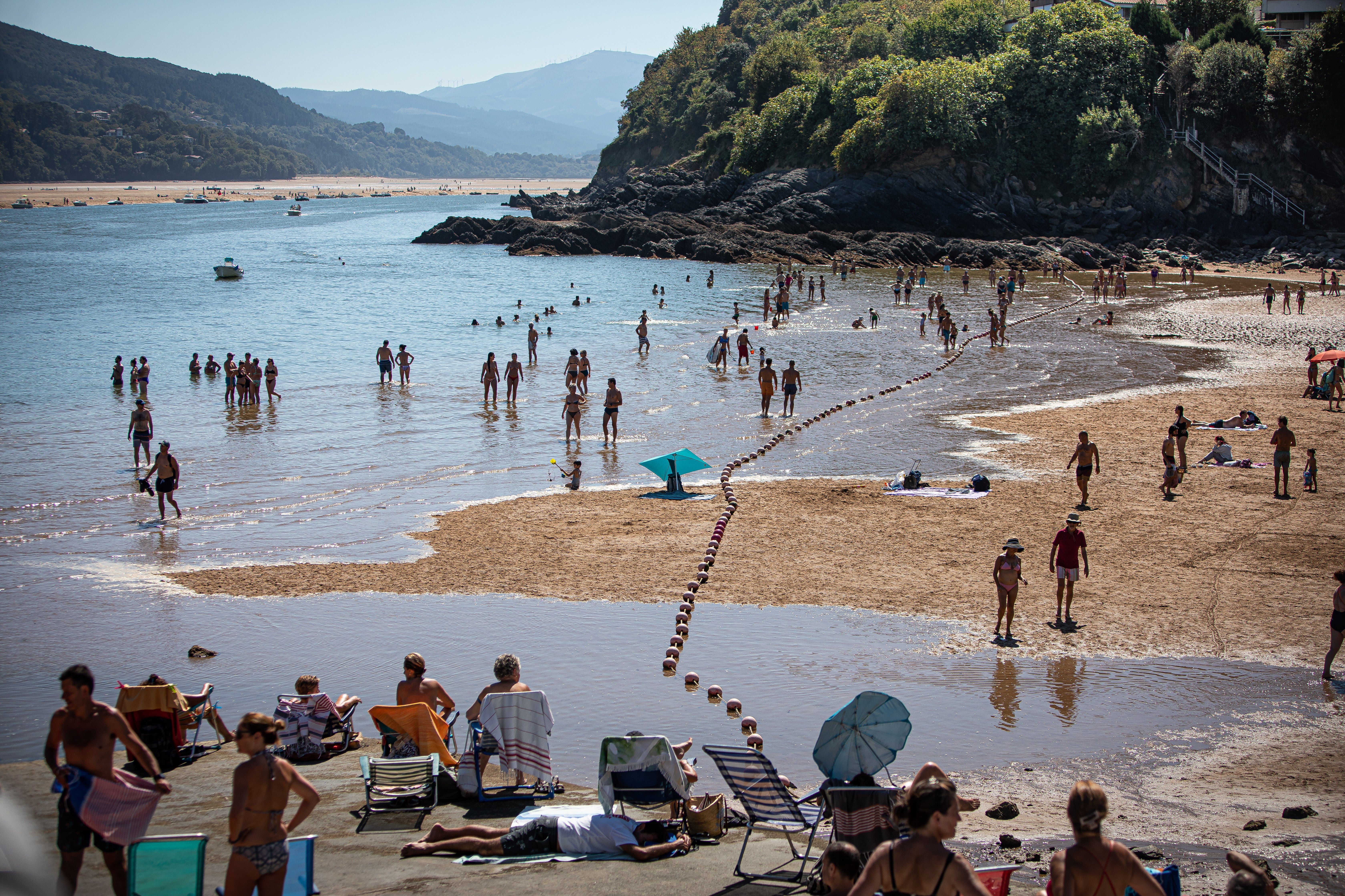 Bañistas en la playa de Laidatxu, en Mundaka.