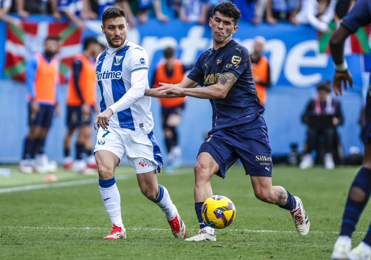 Óscar Rodríguez da un pase ante la presión de Aleñá en el último Leganés-Alavés.