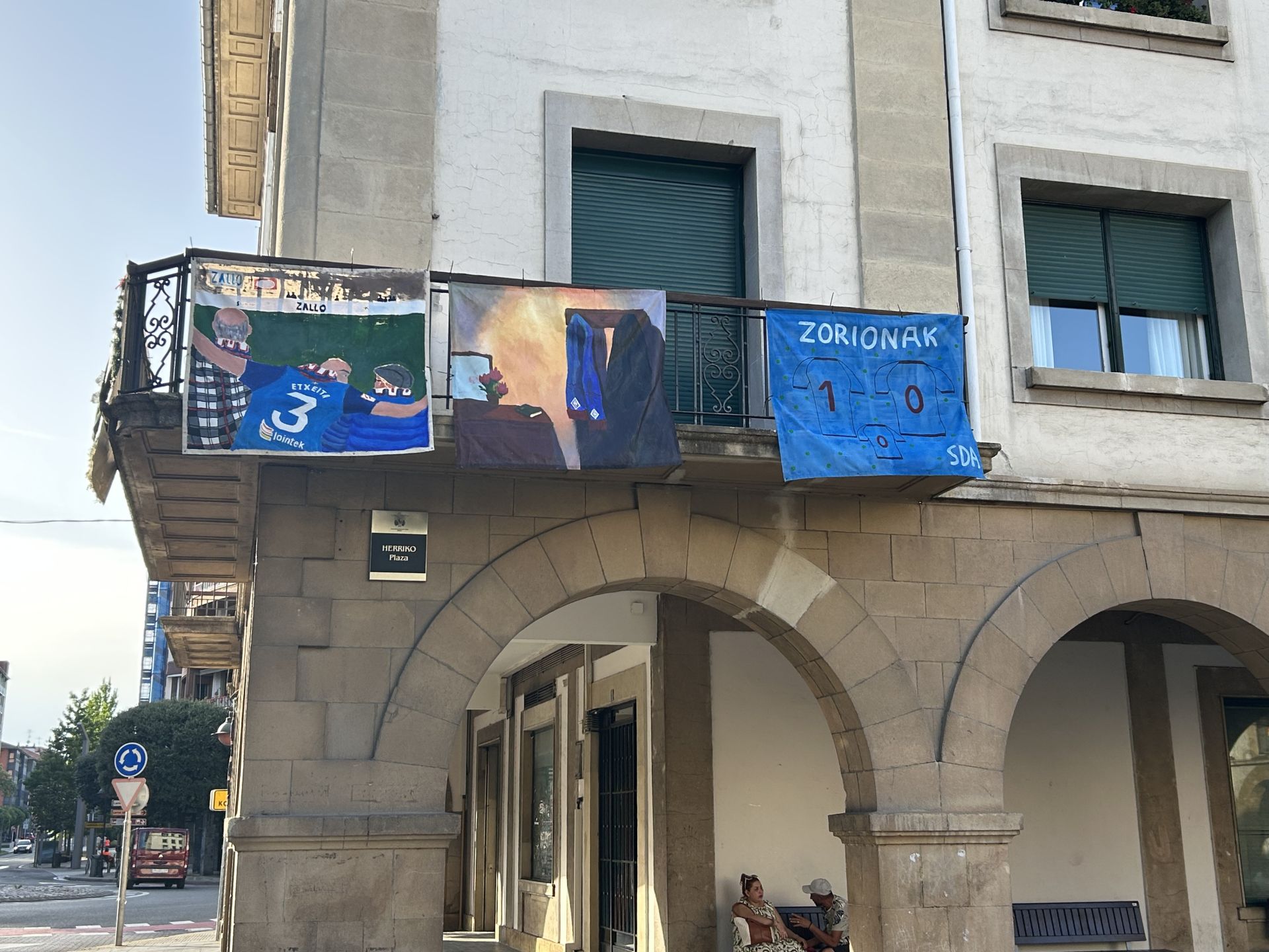 Las lonas artísticas cuelgan en diferentes espacios de la localidad.