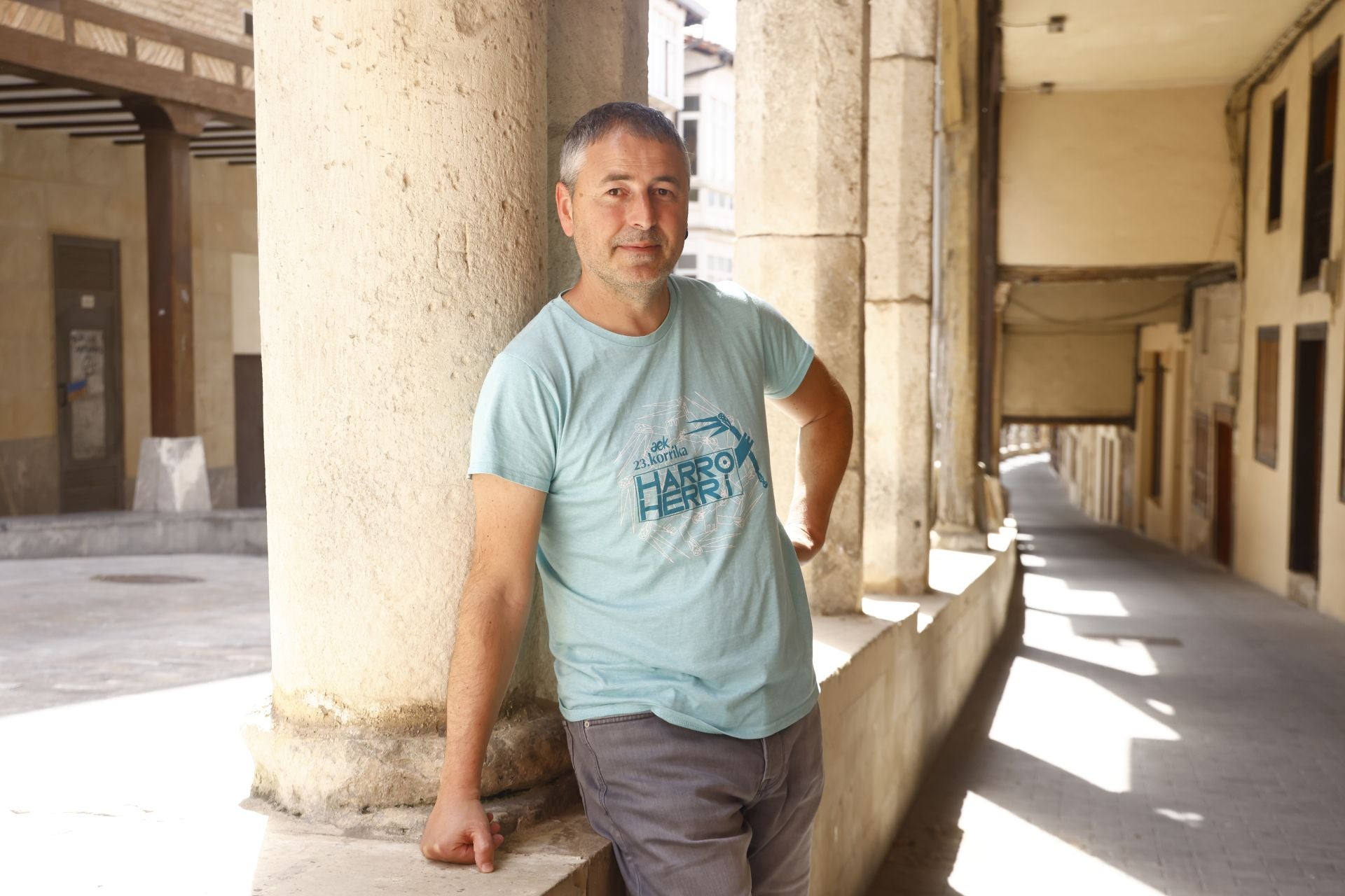 López de Uralde, en los soportales de la parte antigua de Agurain.