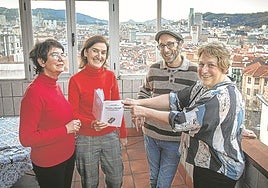 Begoña Morote, Arantza Kerexeta, Borja Goñi y Tere Maldonado muestran el libro 'Escuela y libertad', de Carlos Fernández Liria.