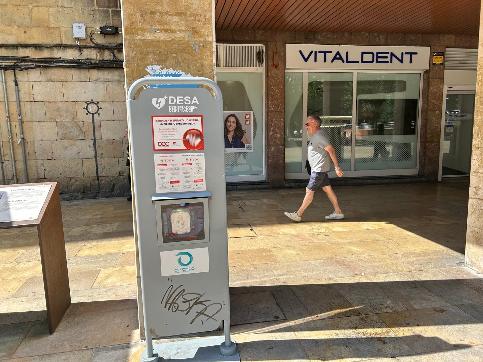 Imagen del desfibrilador ubicado en Ezkurdi, centro de la localidad, junto al casco viejo.
