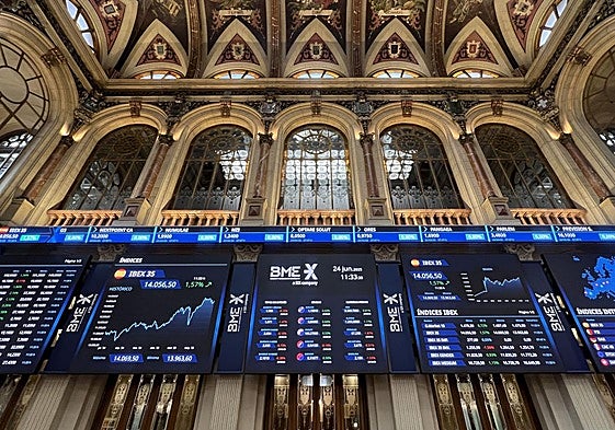 Pantallas muestran información bursátil en Madrid.