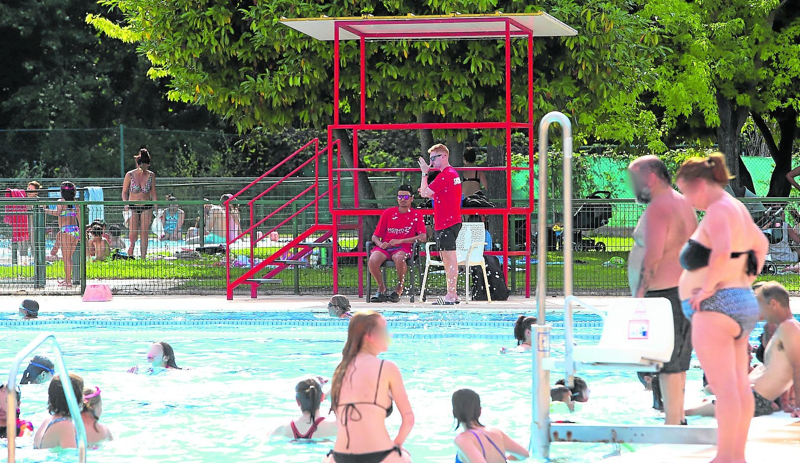 La piscina es una buena opción para combatir el calor.