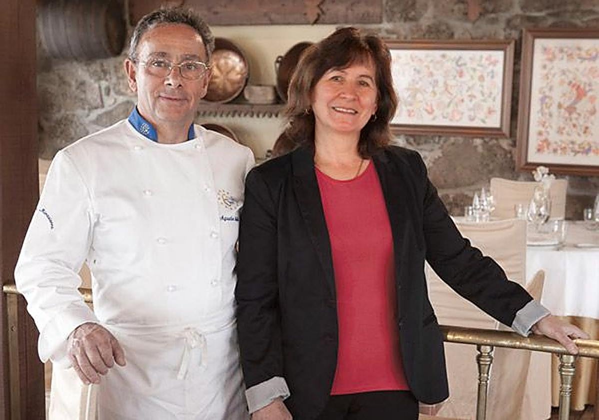 Agustín Maillo 'Toñi' y Ana María Seisdedos posan en el comedor Mirasierra, en la localidad de Mogarraz.