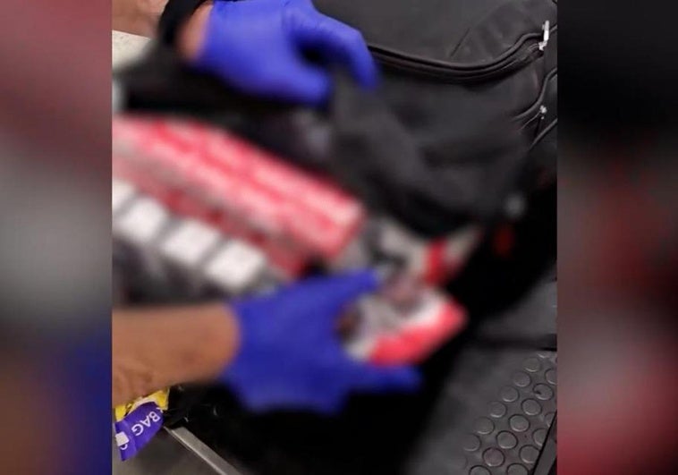 Detenido en el aeropuerto de Loiu por llevar 2.550 paquetes de tabaco en tres maletas