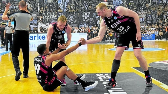 Frey y Hlinason ayudan a Pantzar a levantarse en el infierno de Salónica, donde el Surne ganó la Europe Cup contra el PAOK.
