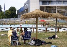 Las piscinas se han convertido en el mejor refugio ante los episodios de calor extremo.
