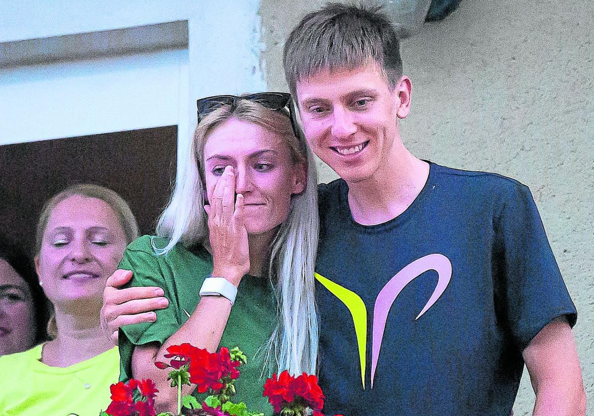 Tadej Pogacar y la también ciclista Urska Zigart, su pareja, en una comparecencia pública después de las victorias del esloveno en el Giro y el Tour en 2024.