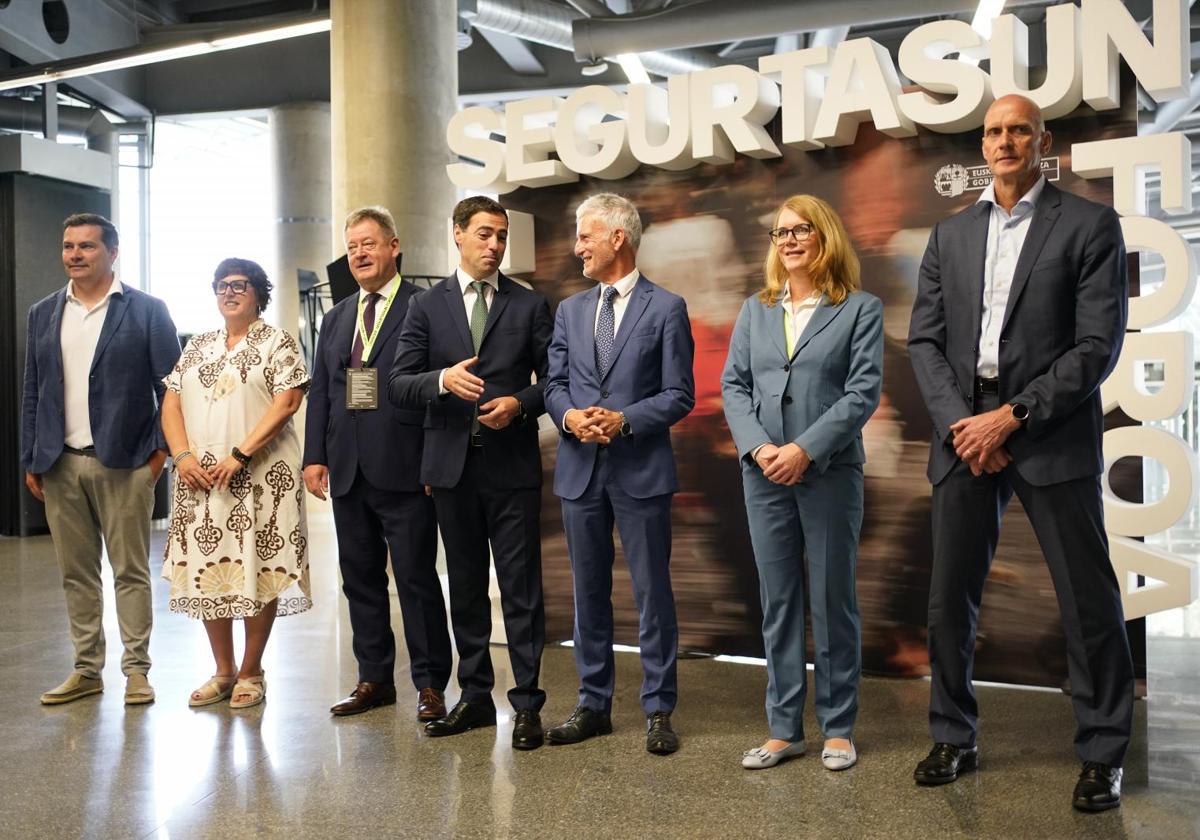De izquierda a derecha, Barroso, Alonso, Zupiria, Pradales, Subijana, Kienle y Gerritsma, durante la celebración del foro de seguridad en el Palacio Euskalduna.