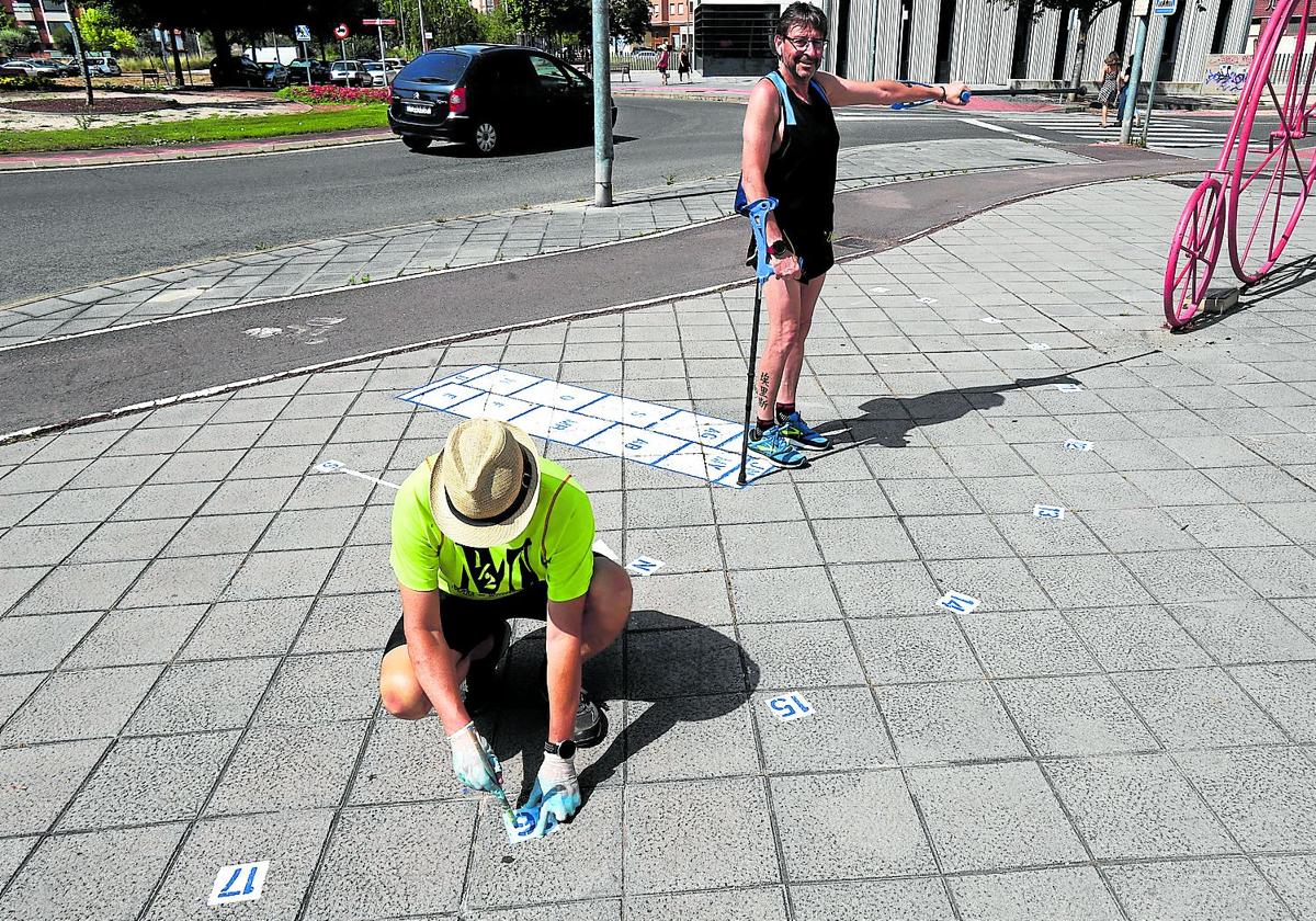 Dibujado en el pavimento con pinturas plásticas, la sombra del usuario hace de gnomon para marcar la hora.