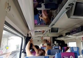 Imagen del interior de uno de los vagones del tren que se ha quedado parado a la salida de la estación de Burgos.