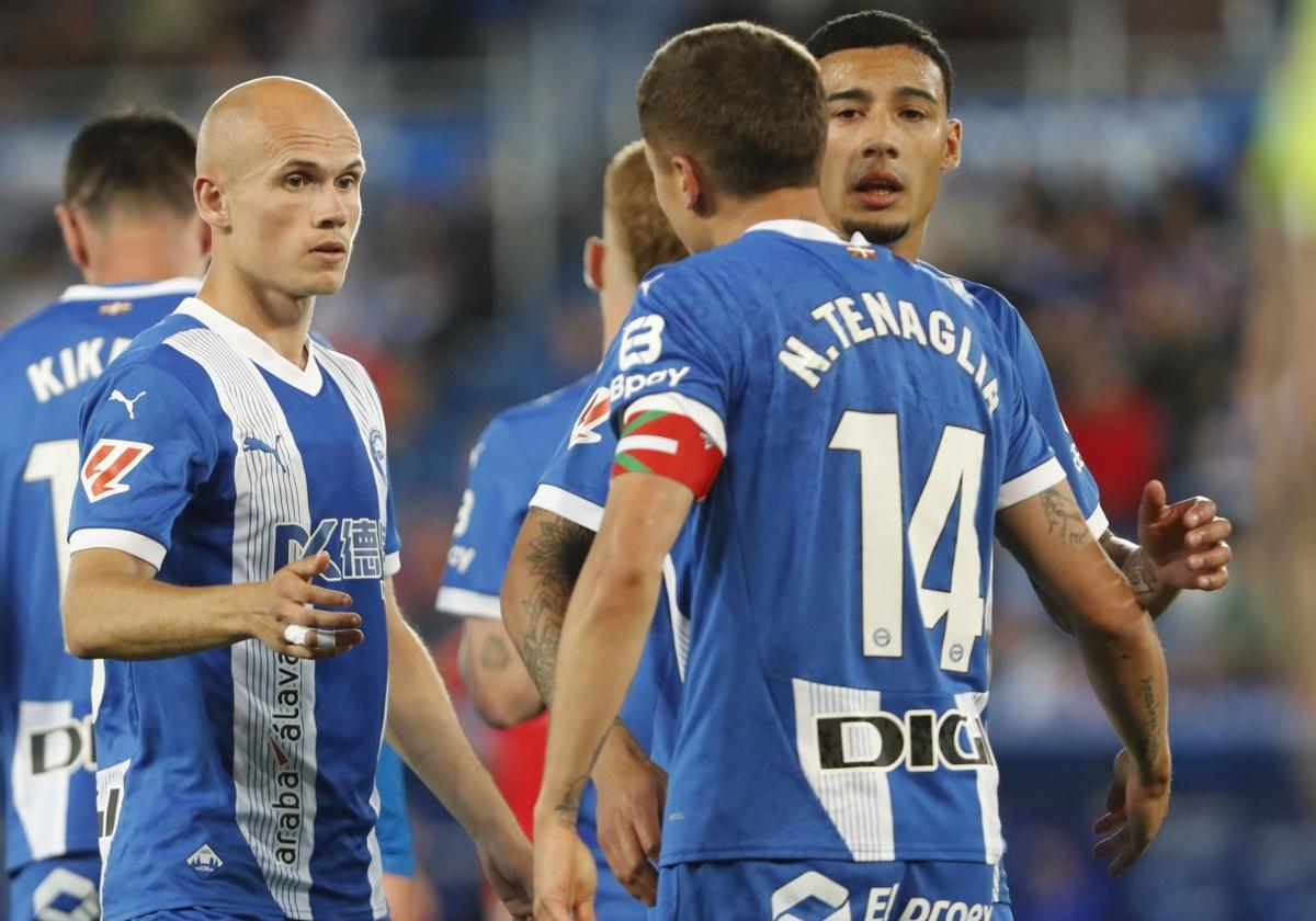 Los jugadores del Alavés se saludan tras el final de la temporada ante Osasuna.