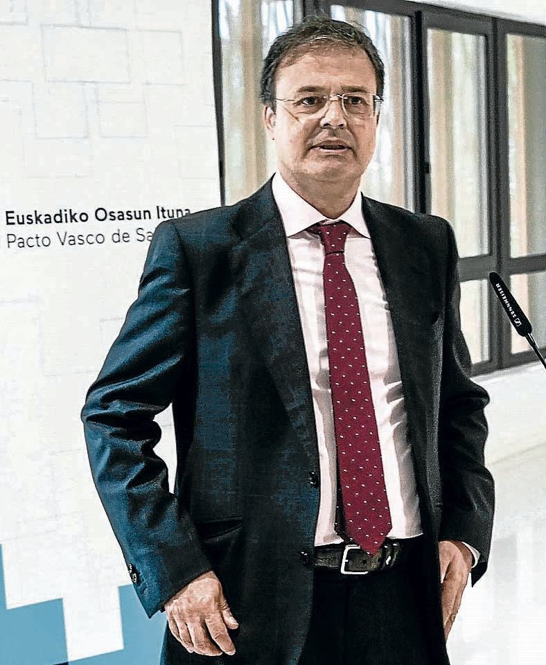 El consejero de Salud, Alberto Martínez, en una de las reuniones.