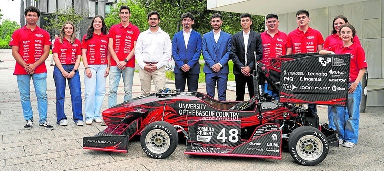 Los alumnos de la Escuela de Ingeniería de la UPV/EHU presentan su nuevo monoplaza