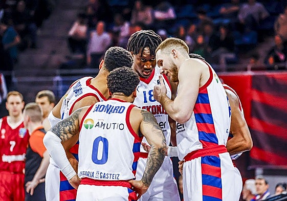 Tadas Sedekerskis da instrucciones a sus compañeros en un partido de esta temporada de la Euroliga.