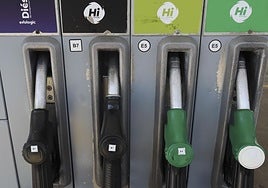 La OCU revela las cadenas de gasolineras más baratas para repostar.