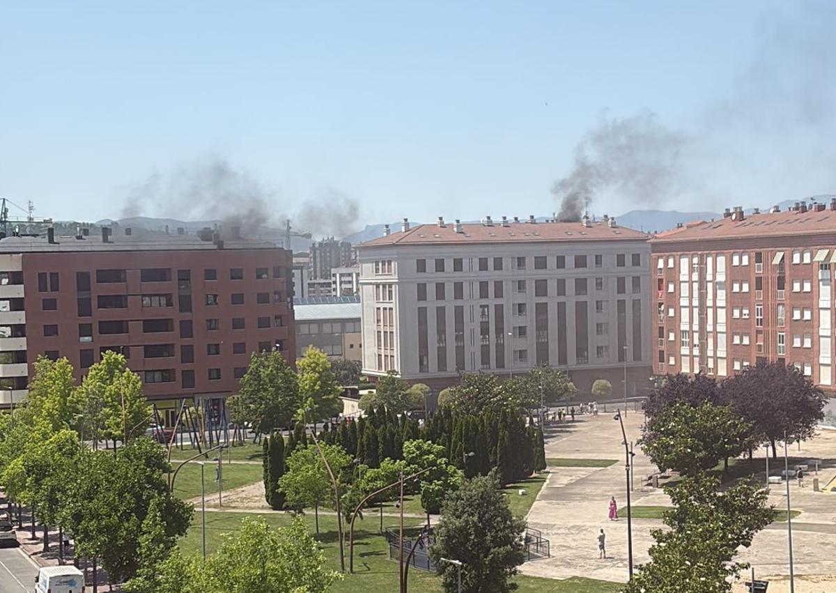 Imagen secundaria 1 - Los bomberos tenían que descansar dadas las adversas condiciones del incendio que se percibía desde diferentes puntos de la ciudad.