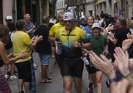 Participantes a su paso por el Casco Viejo de Vitoria.