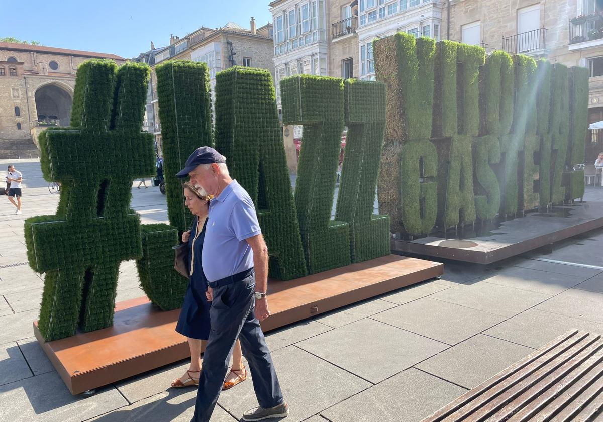 Las letras musicales de 'Jazz' se suman a la escultura durante el mes de julio en pleno centro de Vitoria.