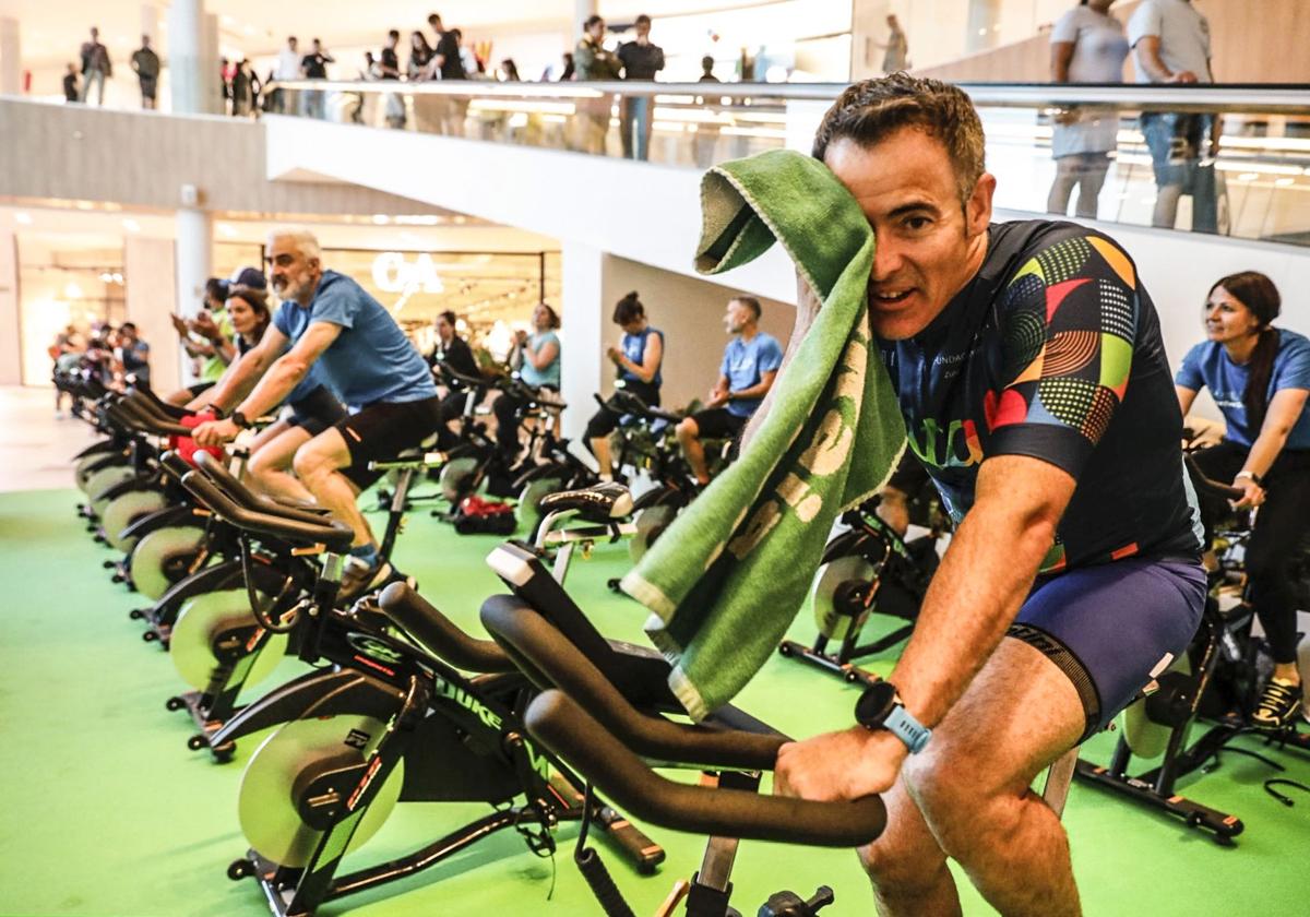 Un momento del reto de 24 horas en bici indoor para recaudar fondos contra el cáncer.
