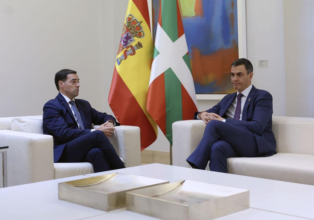 Imanol Pradales y Pedro Sánchez, en la anterior reunión de la Comisión Bilateral.