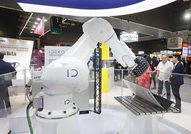 Brazo robótico en un estand de la Bienal de Máquina-Herramienta en el BEC.