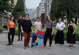 La directora de Zinegoak, Alaitz Arenzana (tercera por la derecha), y el resto del equipo organizador del festival.