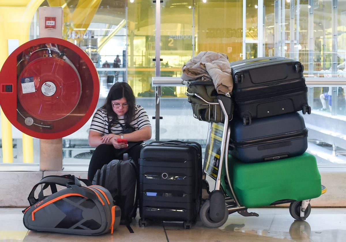 Una viajera espera en la entrada de la T4 de Barajas.