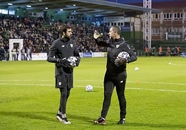 Ander Iru con su padre, Aitor Iru, antes del Sestao River-Athletic de Copa del Rey.