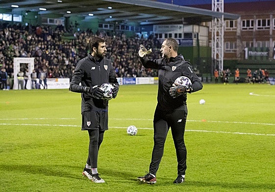Ander Iru con su padre, Aitor Iru, antes del Sestao River-Athletic de Copa del Rey.