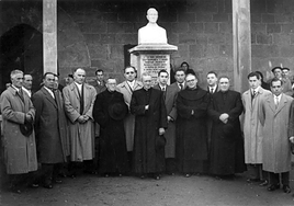 Imagen de la inauguración del busto de Bitor Garitonandia.