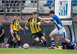 Ibai Quintana y Gonzalo Alfaro de fondo, dos de lo jugadores renovados por el Portugalete.